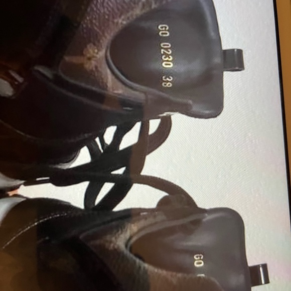 Authentic Louis Vuitton Woman’s Size 38 Black Run very beautiful is like new. - Picture 5 of 12